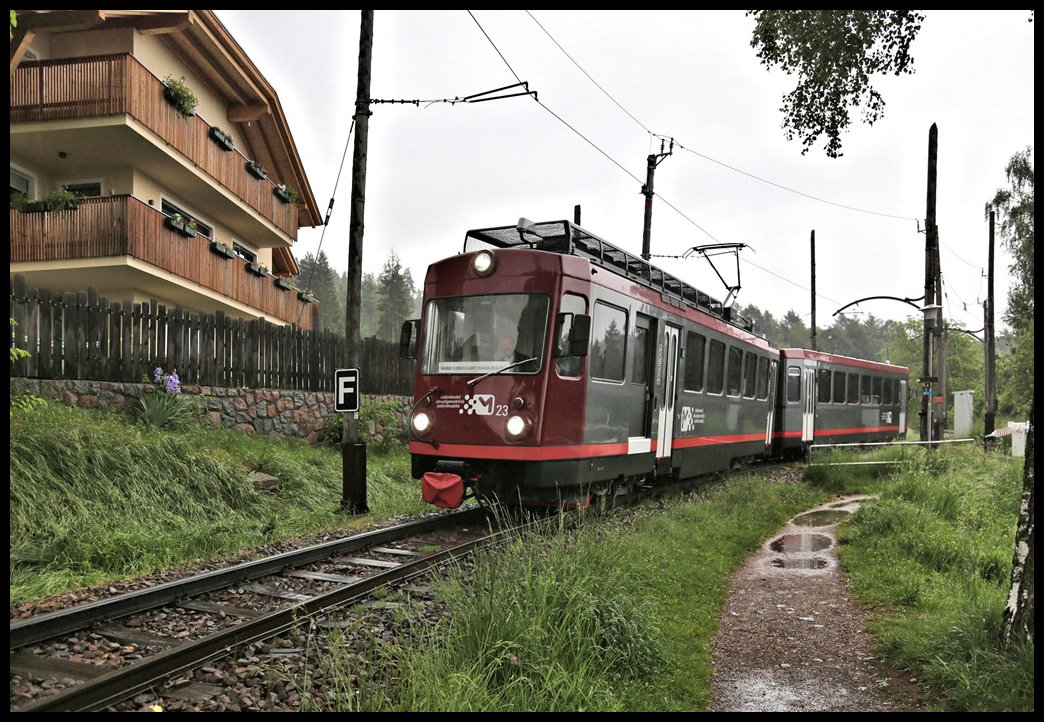 Einfahrt des ET 23 der Rittner Bahn aus Klobenstein in Richtung Oberritten am 29.05.2022 um 11.33 Uhr in den Haltepunkt Linzbach.