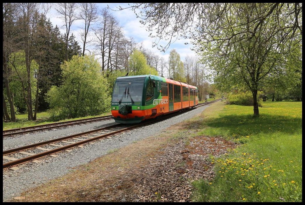 Einfahrt des GW Train 818245-3 am 28.4.2024 um 13.13 Uhr in den Bahnhof Poutnov. Der Zug ist auf der Fahrt von Marienbad nach Karlsbad.