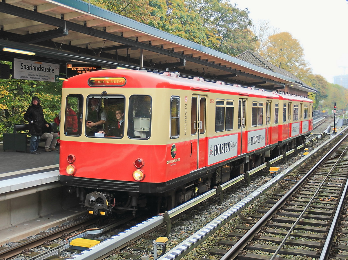 Einfahrt des historischen Hochbahn-Zug der Hanseat (516-2) am 24. Oktober 2016 in den Bahnhof Saarlandstraße.