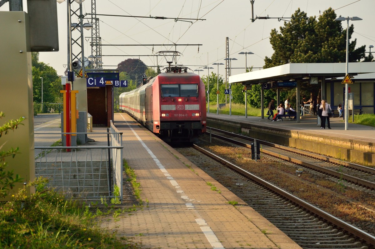 Einfahrt des IC 2223 in den Rheydter Hbf am Abend des 5.5.2014 auf Gleis 4, gezogen wird der Zug von der 101 004-0.