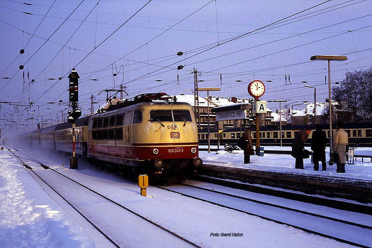 Einfahrt des Intercity 109  Kommodore  nach Frankfurt mit Lok 103243 am 13.1.1987 in Osnabrück Hauptbahnhof Gleis 2.