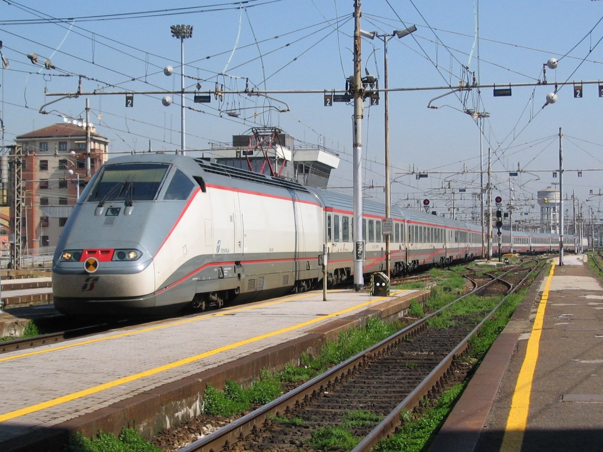 Einfahrt des Intercity aus Venedig. Mailand, Apri 2009