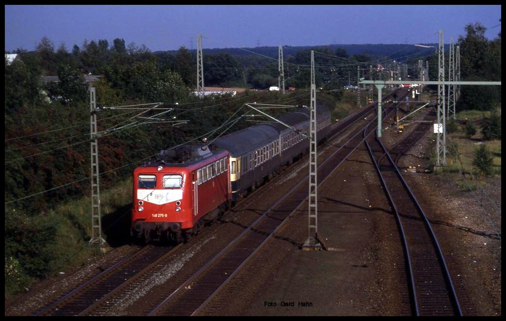 Einfahrt des Nahverkehrszuges 5040 von Osnabrück nach Münster in Hasbergen.
Zuglok ist am 20.9.1989 um 16.57 Uhr die rote 140275.