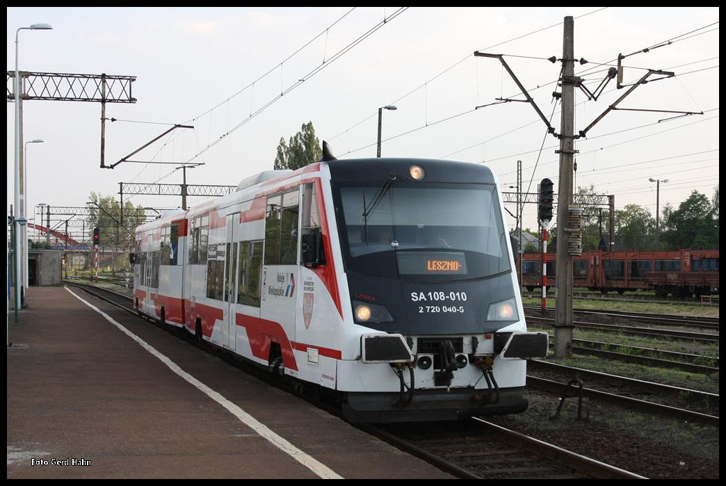 Einfahrt des Neubau Triebwagen SA 108-010 nach Lezno am 20.05.2016 in den Bahnhof Ostrow Wielkopolski.