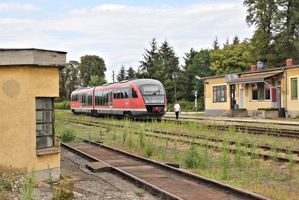 Einfahrt des Pannonia nach Pecs in Form des MAV 426027 am 12.7.2022 um 16.35 Uhr in den Bahnhof Gelse.