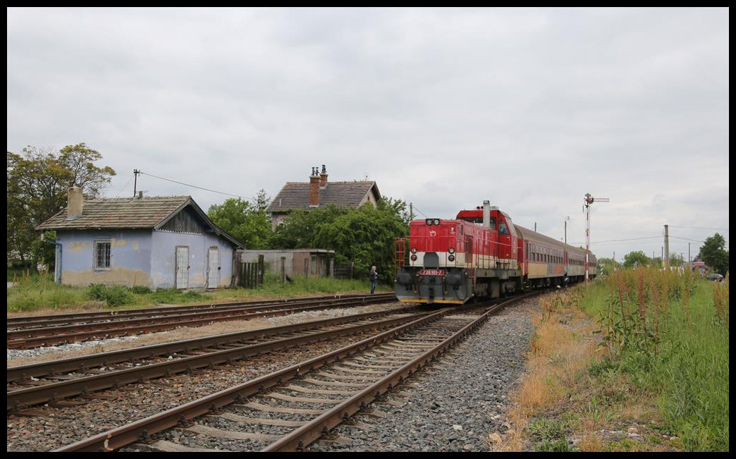 Einfahrt des Personenzuges 5023 nach Prievidza am 16.5.2019 um 15.40 Uhr in Komjatice. Zuglok ist die 736101-7. Es war an diesem Tagen die einzige mit Lok bespannte Zug Garnitur, die auf dieser Strecke pendelte.