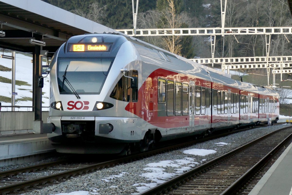 Einfahrt des RABe 526 053  Etzel  in Biberbrugg am 13.1.18.