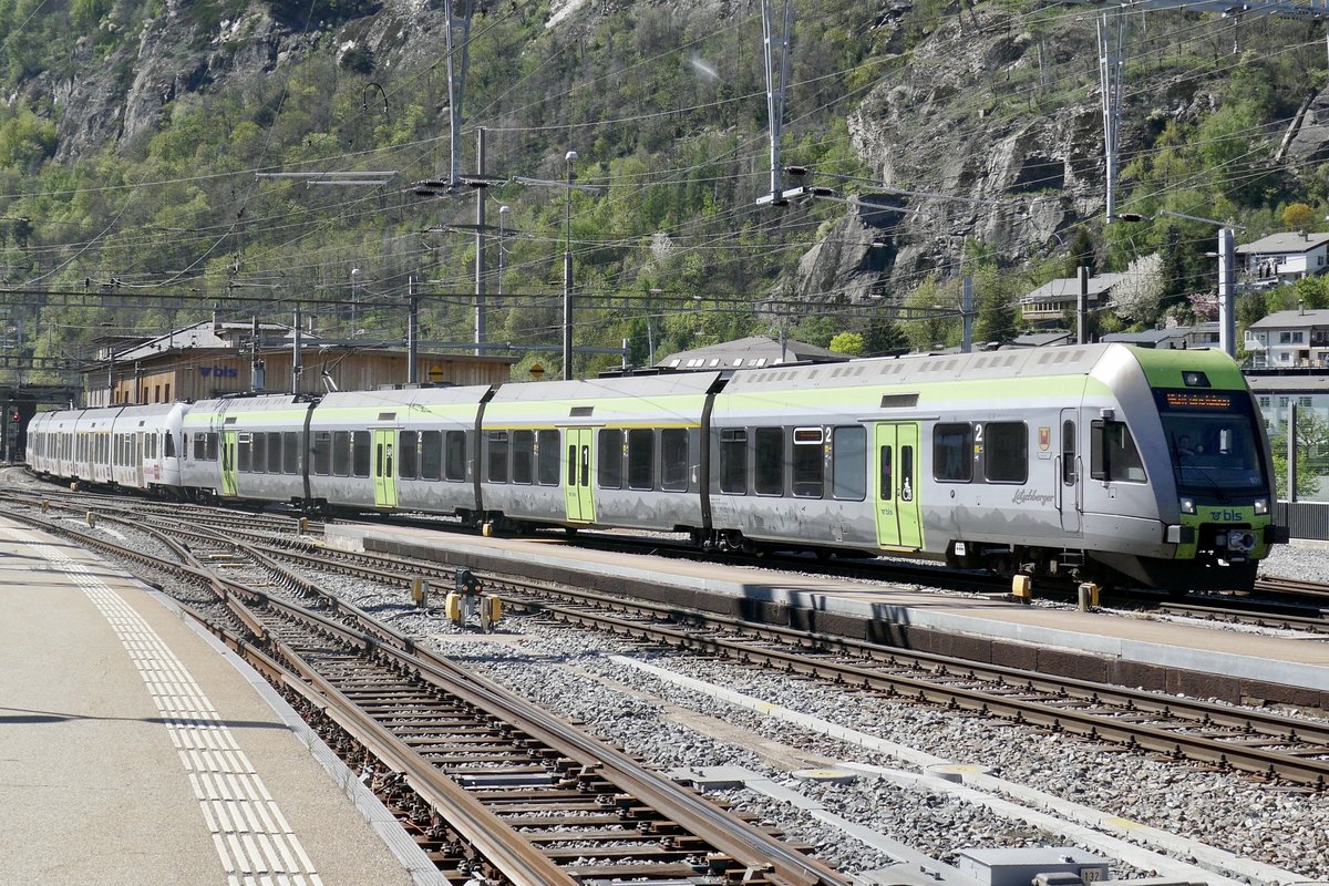 Einfahrt des RE aus Bern mit dem Lötschberger RABe 535 101  Wolhusen  und RABe 535 114  Trubschachen 1  am 15.4.20 in Brig.