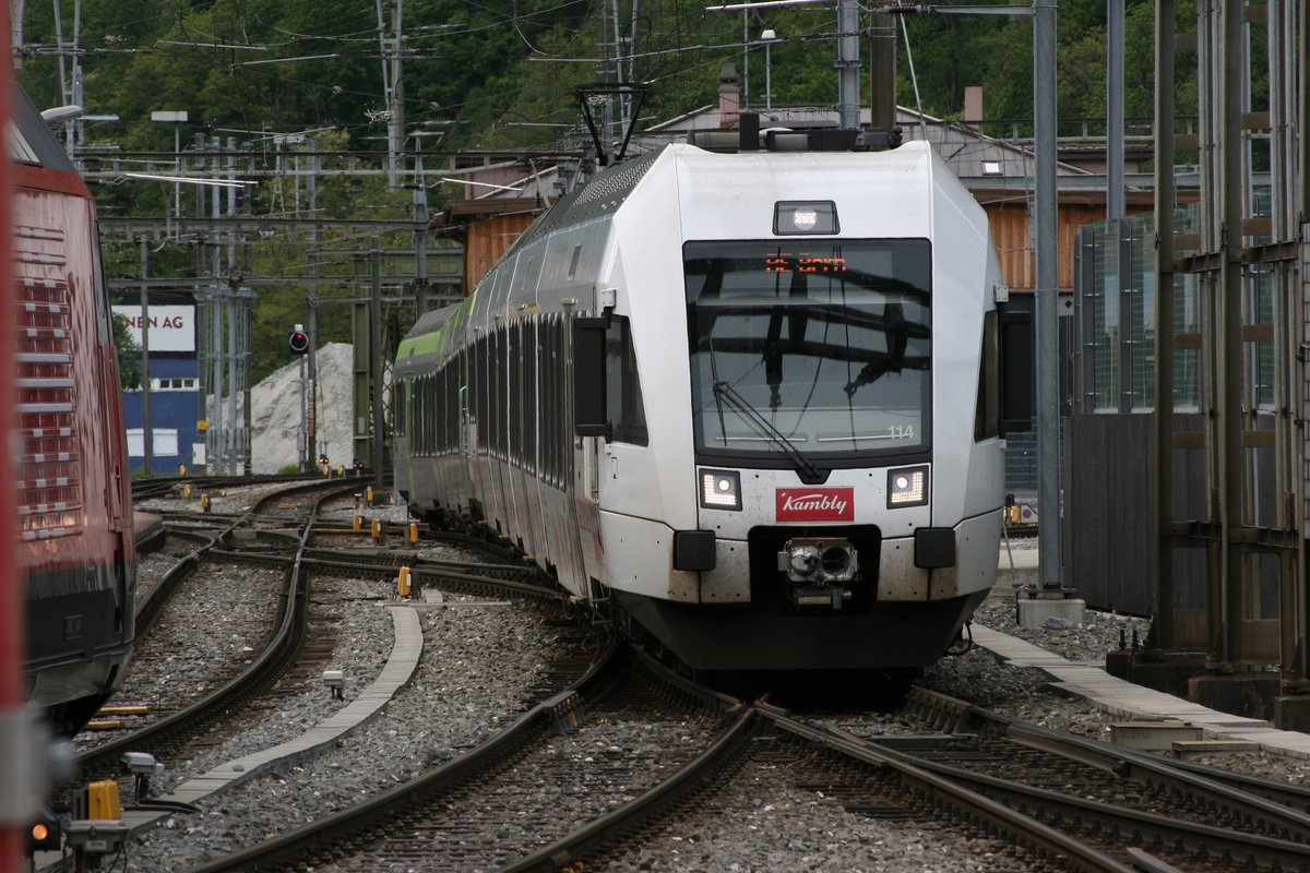 Einfahrt des Regioexpress nach Bern, von der Hauptstadt her kommend über die Lötschbergstrecke. Gebildet wurde er von den beiden Triebwagen RABe 535 114  Trubschachen  und RABe 535 104  Naters .

Brig, 03.05.2020
