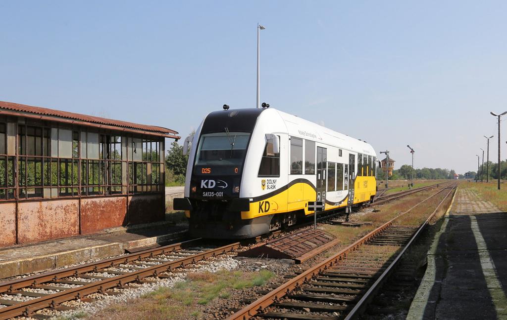 Einfahrt des SA135-001 aus Liegnitz in den Bahnhof Rokitki am 8.9.2021 um 13.40 Uhr.
