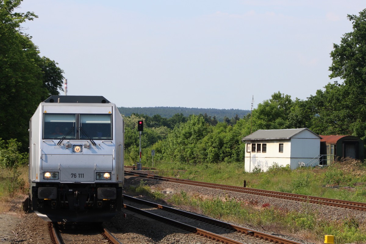 Einfahrt des Schrottzuges in Weida mit der 76 111 und rechts dem noch stehenden alten Stellwerk. Aufgenommen bei sommerlichen Temperaturen am 06.06.2015