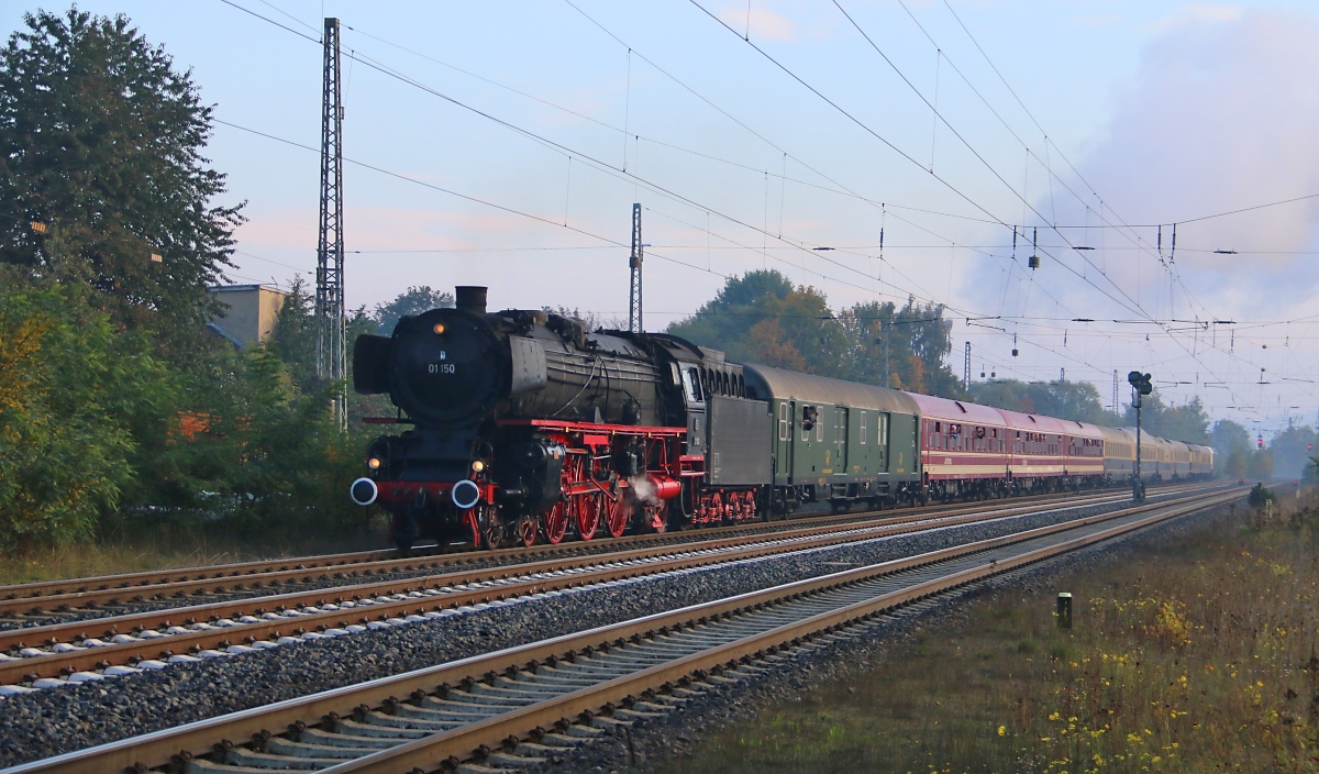 Einfahrt des Sonderzuges mit dem Ziel Bahnbetriebswerk Weimar bei der Einfahrt nach Eichenberg. Zuglok war 01 150 und am Zugschluss hing noch 127 001-6. Aufgenommen am 10.10.2015.