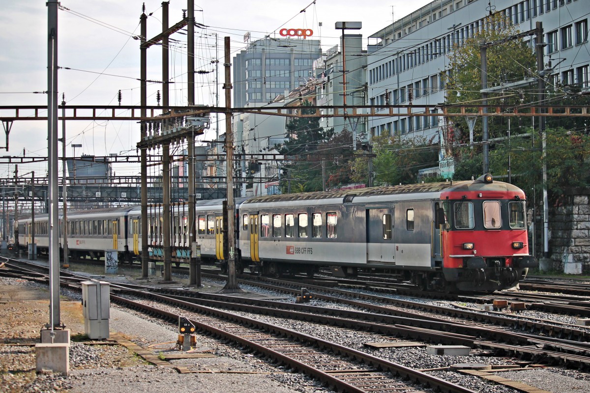 Einfahrt des Steuerwagens BDt 50 85 82-33 933-1 zusammen mit der Schublok Re 4/4 11148 am 25.10.2014 zur Bereitstellung als Extrazug in Basel SBB.
