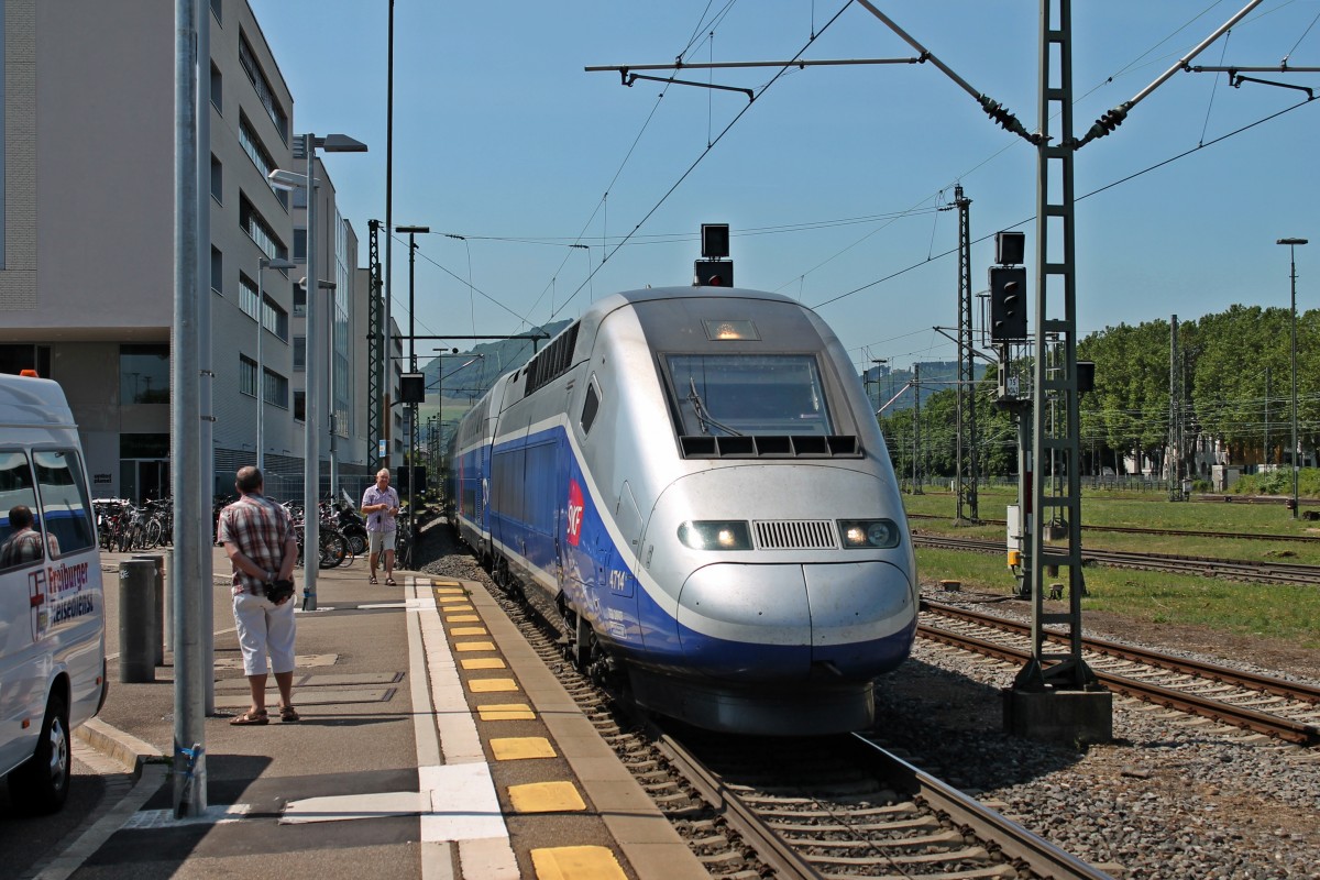 Einfahrt des TGV 4714 (310 027-2/310 028-0) am 12.07.2013 als Erffnungs-TGV der neuen Verbindung Freiburg (Brsg) Hbf und Paris Gare de Lyon. An diesem Tag fand eine groe Prsentationfeier auf Gleis 8 statt und der Zug fuhr dann spter wieder zurck nach Paris.