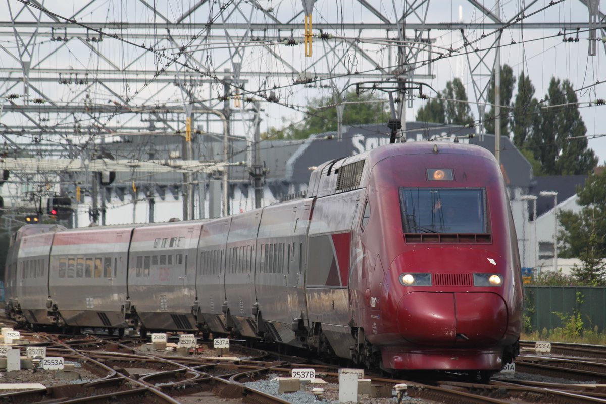 Einfahrt des THA 9315 Paris - Amsterdam am 05.09.2016 in Amsterdam Centraal.