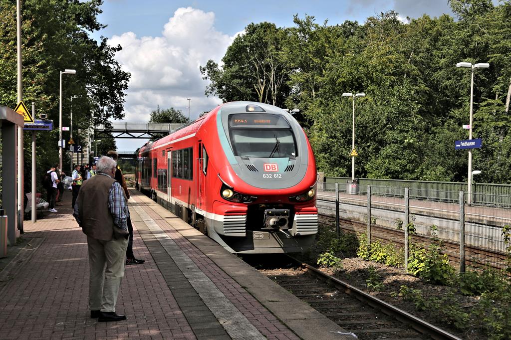 Einfahrt des VT 632612 der DB nach Dortmund in den Haltepunkt Bottrop Feldhausen am 20.8.2021 um 16.16 Uhr. Der Herr im Vordergrund gehörte mit zu meiner kleinen Reisegruppe!