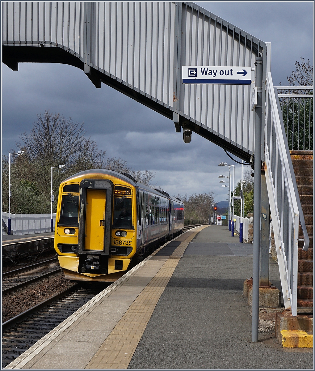 Einfahrt Dieseltriebzuges 158 735 in Dalmeny als Scotrail Service nach Edinburgh.

23. April 2018