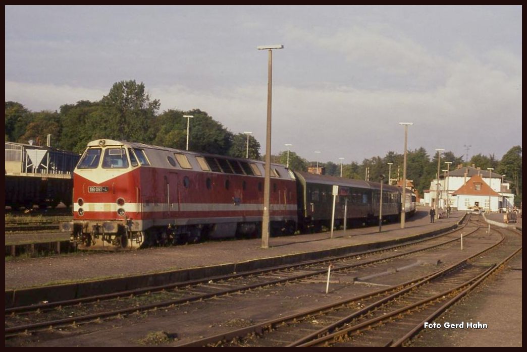 Einfahrt der DR 119097 mit dem P 14125 nach Rostock am 3.10.1991 um 7.51 Uhr in den Bahnhof Bad Doberan.