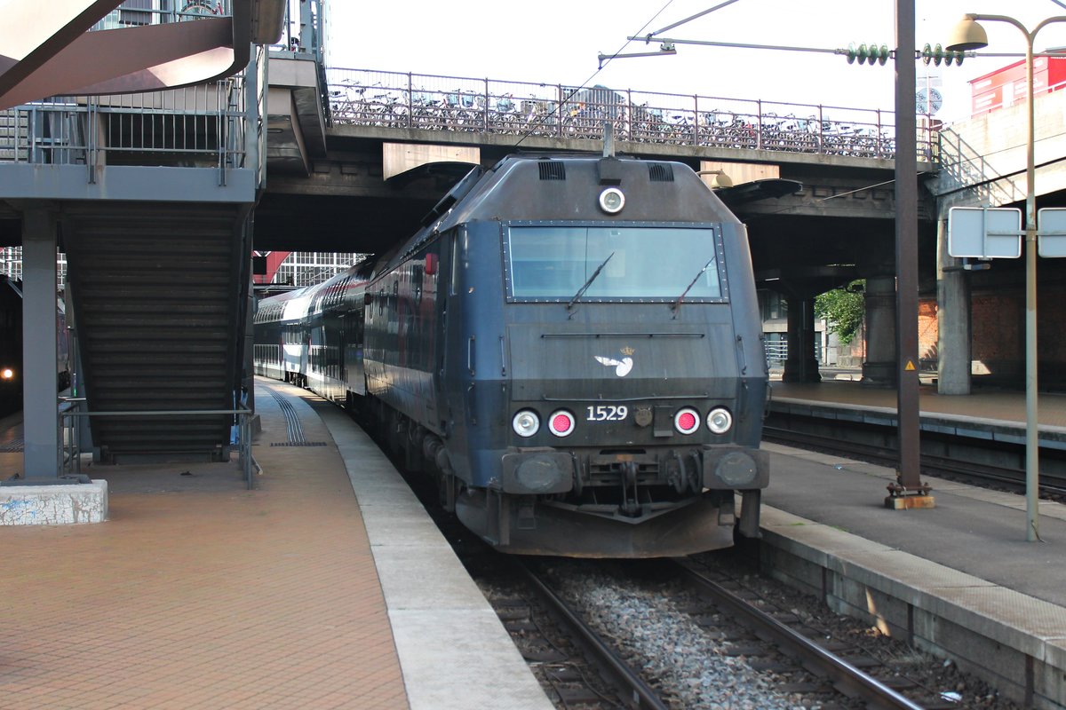 Einfahrt von DSB ME 1529 mit einem Doppelstockzug am 28.05.2015 in Koepenhavn H.