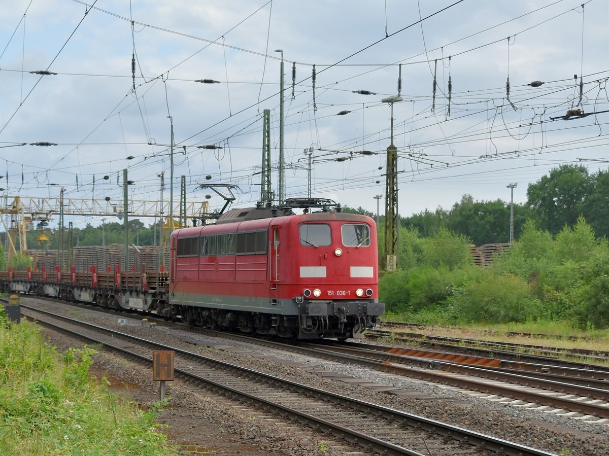 Einfahrt in Duisburg Entenfang hat die Railpool 151 036-1 mit einem Langschienenzug am Samstag den 2.6.2018