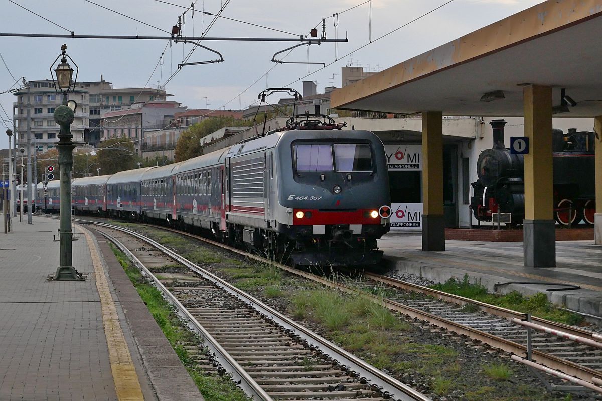 Einfahrt von E 464.357 mit dem ICN 1962 von Siracusa nach Milano Centrale am 12.11.2022 in Bahnhof von Catania Centrale