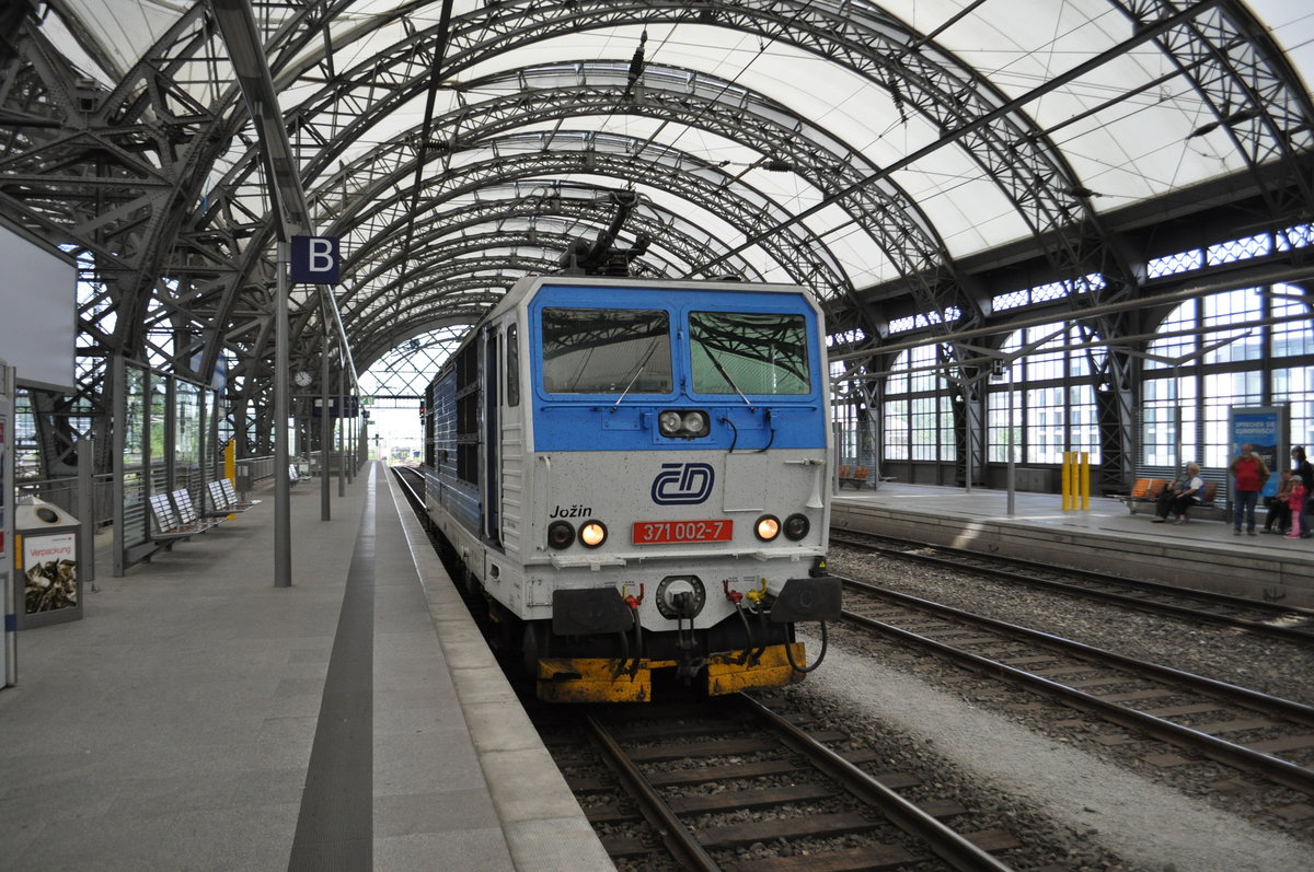 Einfahrt EC in Dresden Hbf aus Richtung Prag im Mai 2015