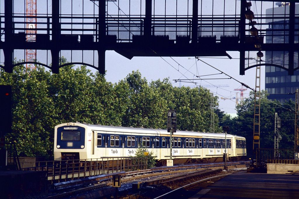Einfahrt eines 472 in den Bf. Hamburg-Dammtor, August 1990