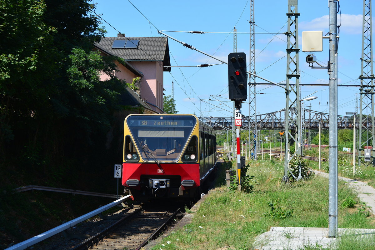 Einfahrt eines 480er Halbzuges als S8 nach Zeuthen in Birkenwerder.

Birkenwerder 23.07.2018