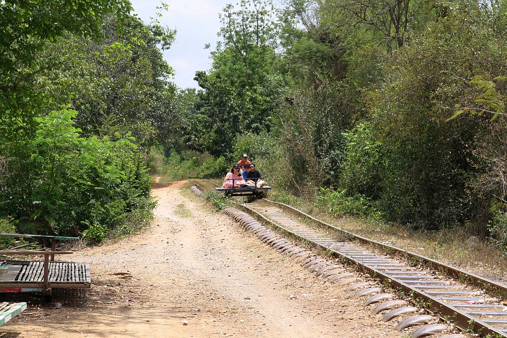 Einfahrt eines Bamboo Trains in die Ou Dambang Station am 23.März 2017.