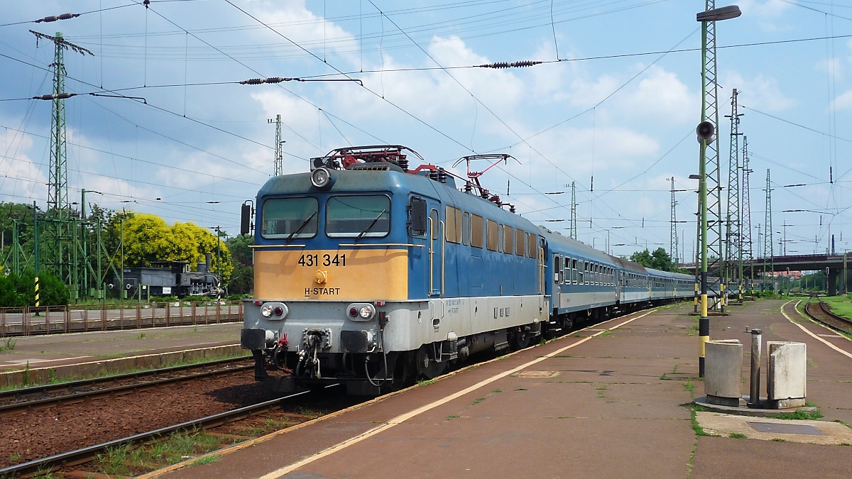 Einfahrt eines D-Zuges mit 431-341 der MAV-START in Debrecen, 26.6.2016 