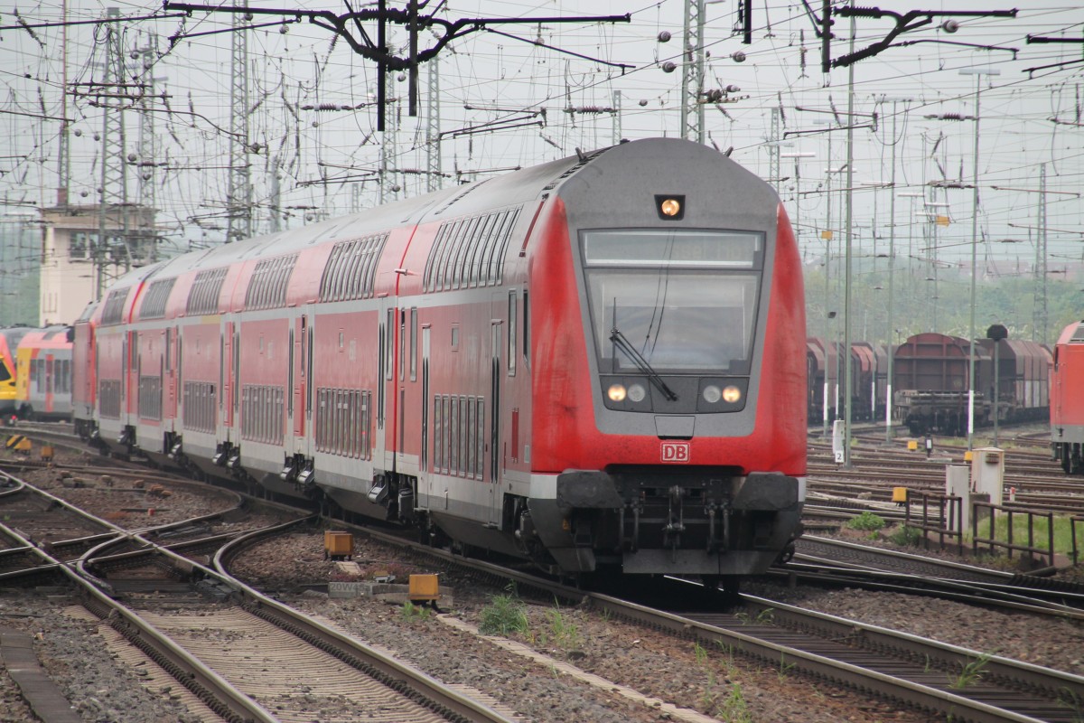 Einfahrt eines Doppelstockzuges auf der Fahrt von Frankfurt nach Gießen am 25.4.14 in Gießen.