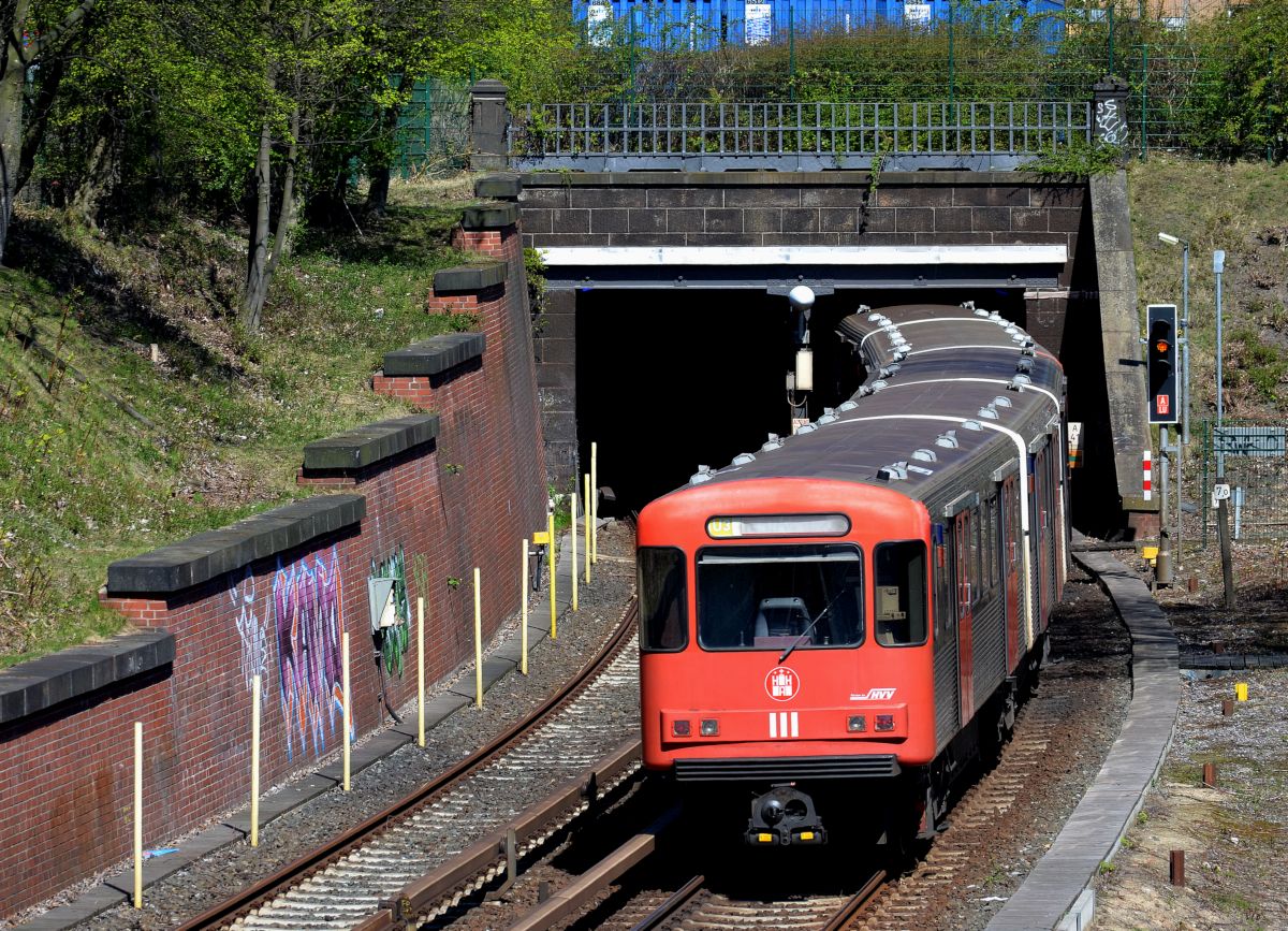 Einfahrt eines DT3 der Hamburger U-Bahnlinie 3 in den Tunnel kurz hinter der Haltestelle  Berliner Tor . 19.4.2015