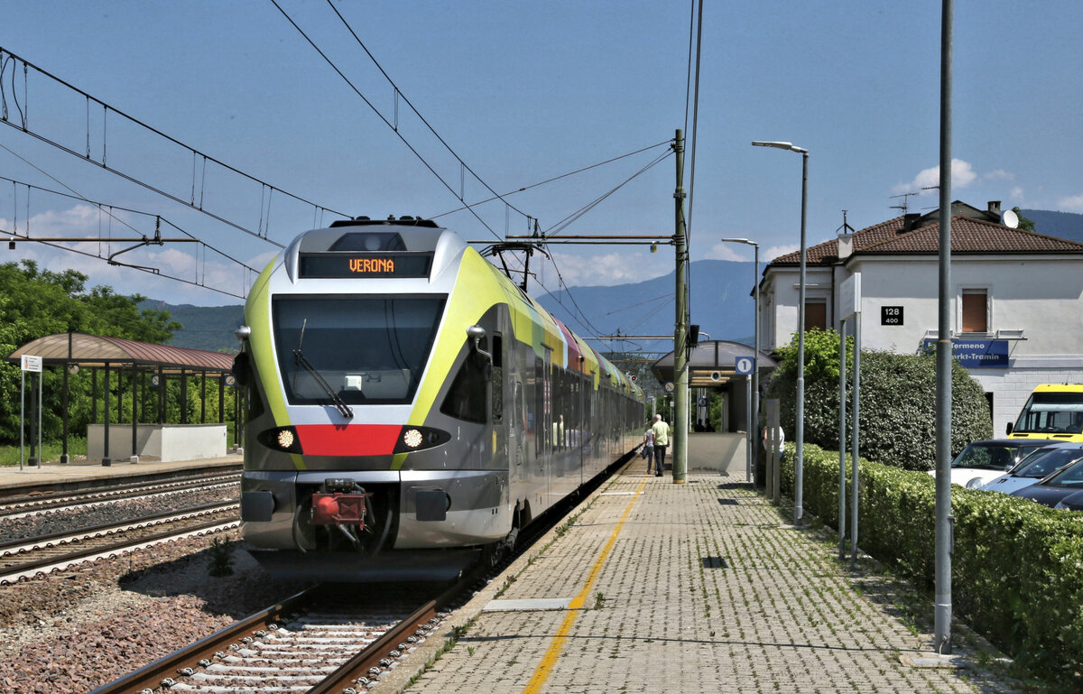Einfahrt eines ETR 170 Flirt aus Bozen am 31.5.2022 um 12.01 Uhr in den Bahnhof Egna / Neumarkt südlich von Bozen. Der Zug war auf der Brenner Bahn auf dem Weg nach Verona.