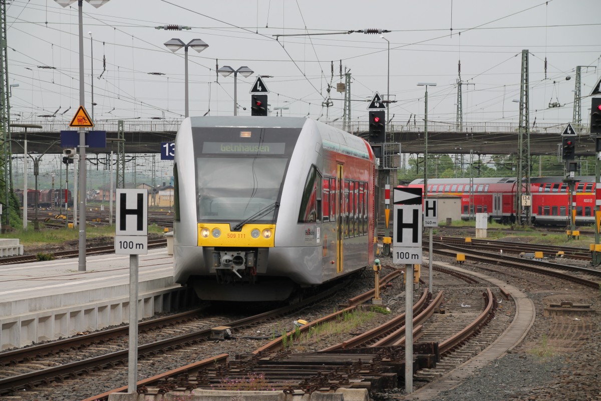 Einfahrt eines GTW der HLB (führend Steuerwagen 509 011) in den Bahnhof Gießen am 25.4.14