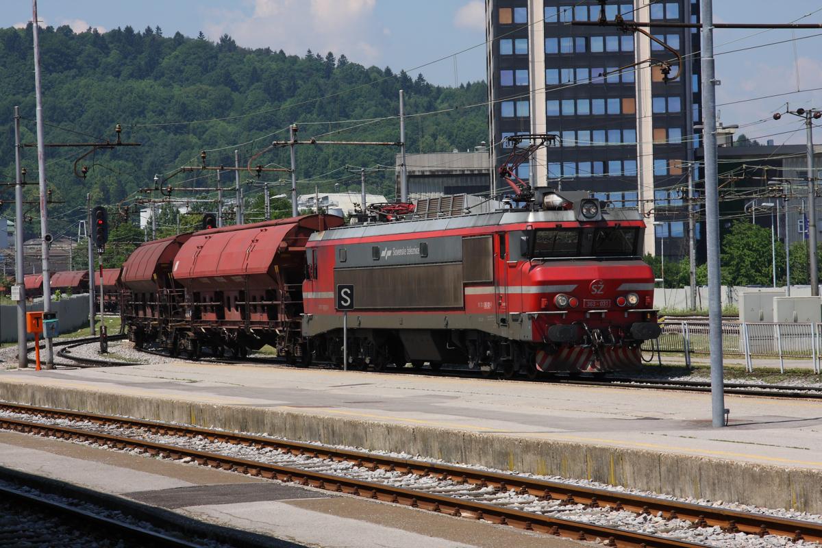 Einfahrt eines Güterzug mit Elektrolok der Sz 363031 am 24.5.2011
in den Hauptbahnhof Lubljana.