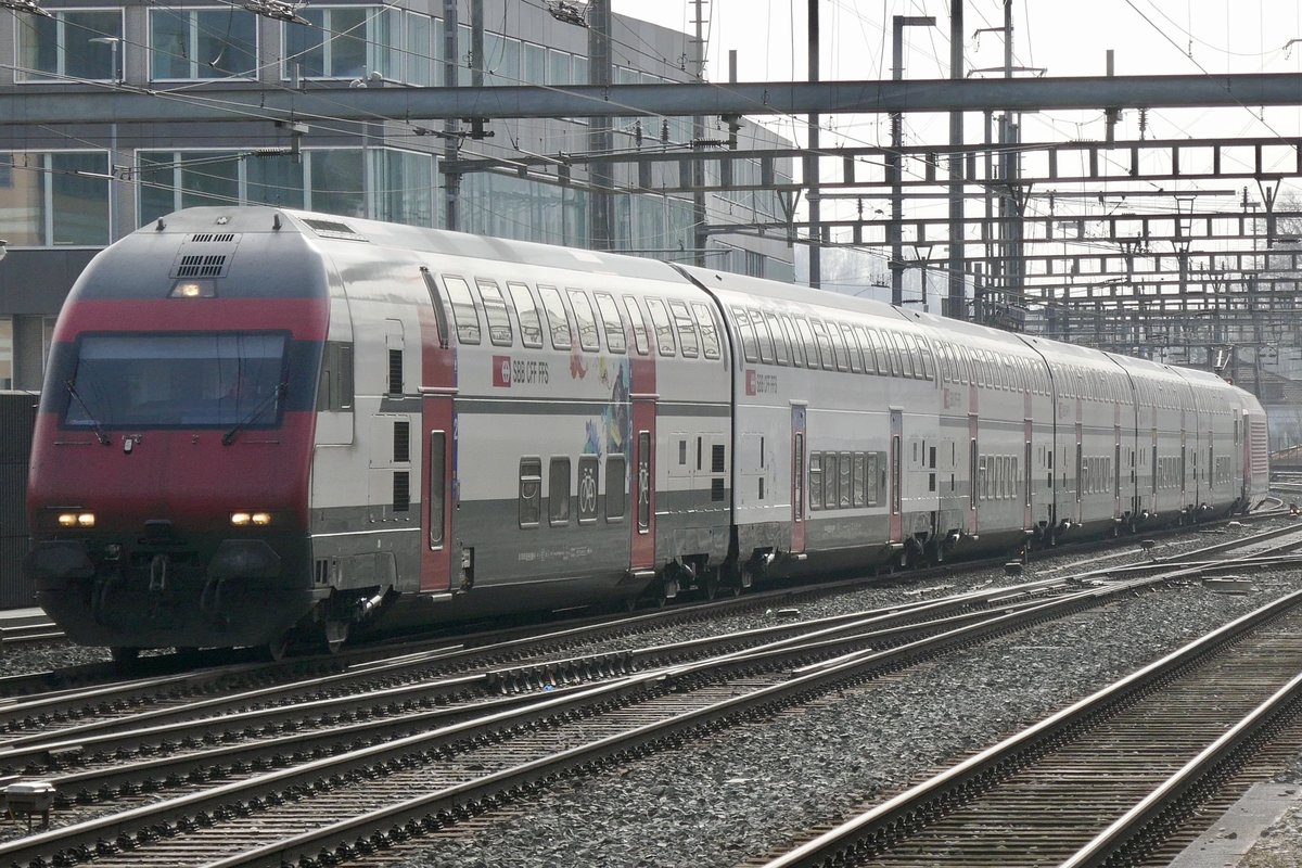 Einfahrt eines IC 2000 Pendels mit der schiebenden Re 460 006 und einem revidierten Wagen, am 26.2.21 in Olten.