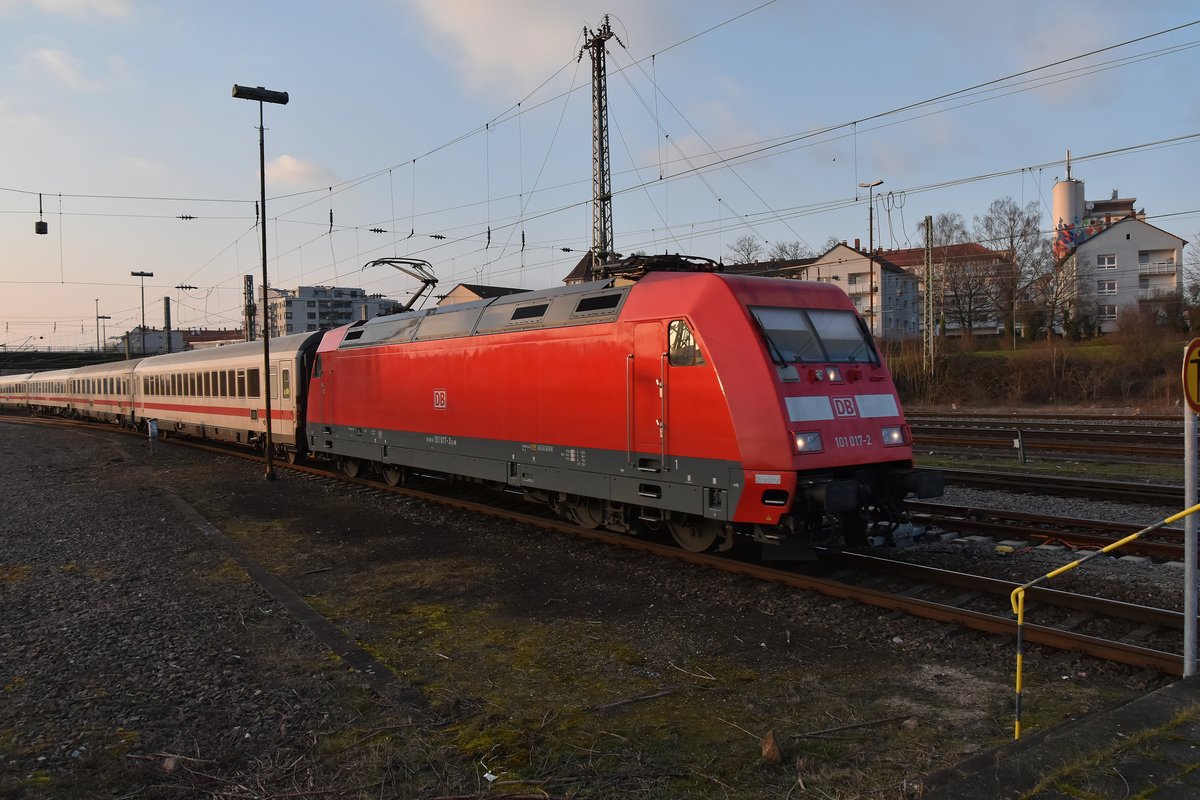 Einfahrt eines IC nach Stuttgart in Heidelberg auf Gleis 7 am späteren Nachmittag des 18.Februar 2018