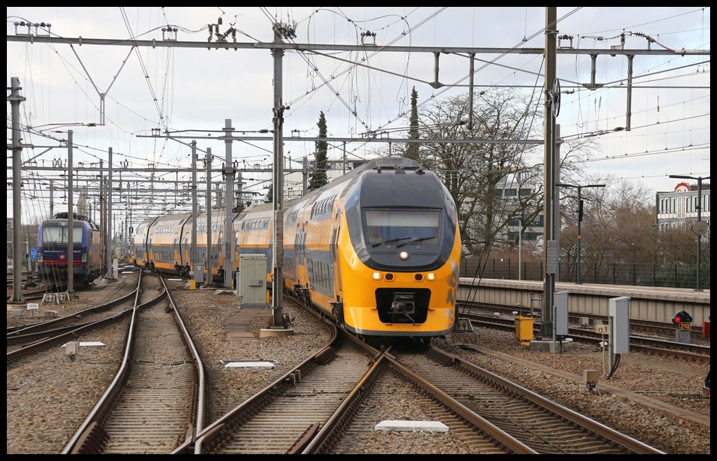 Einfahrt eines Intercity aus Schiphol am 7.2.2022 um 15.28 Uhr in den Grenzbahnhof Venlo.