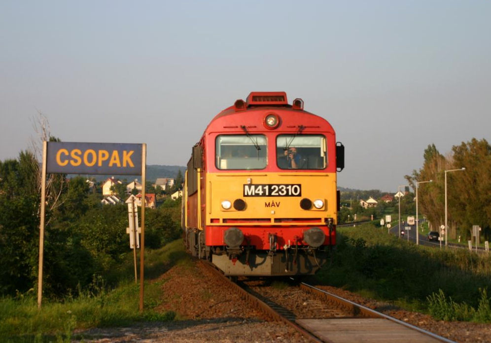 Einfahrt eines Personenzuges aus Budapest am 1.9.2005 mit M 412310 bespannt in den am Westufer des Balaton gelegenen Haltepunkt Czopak.