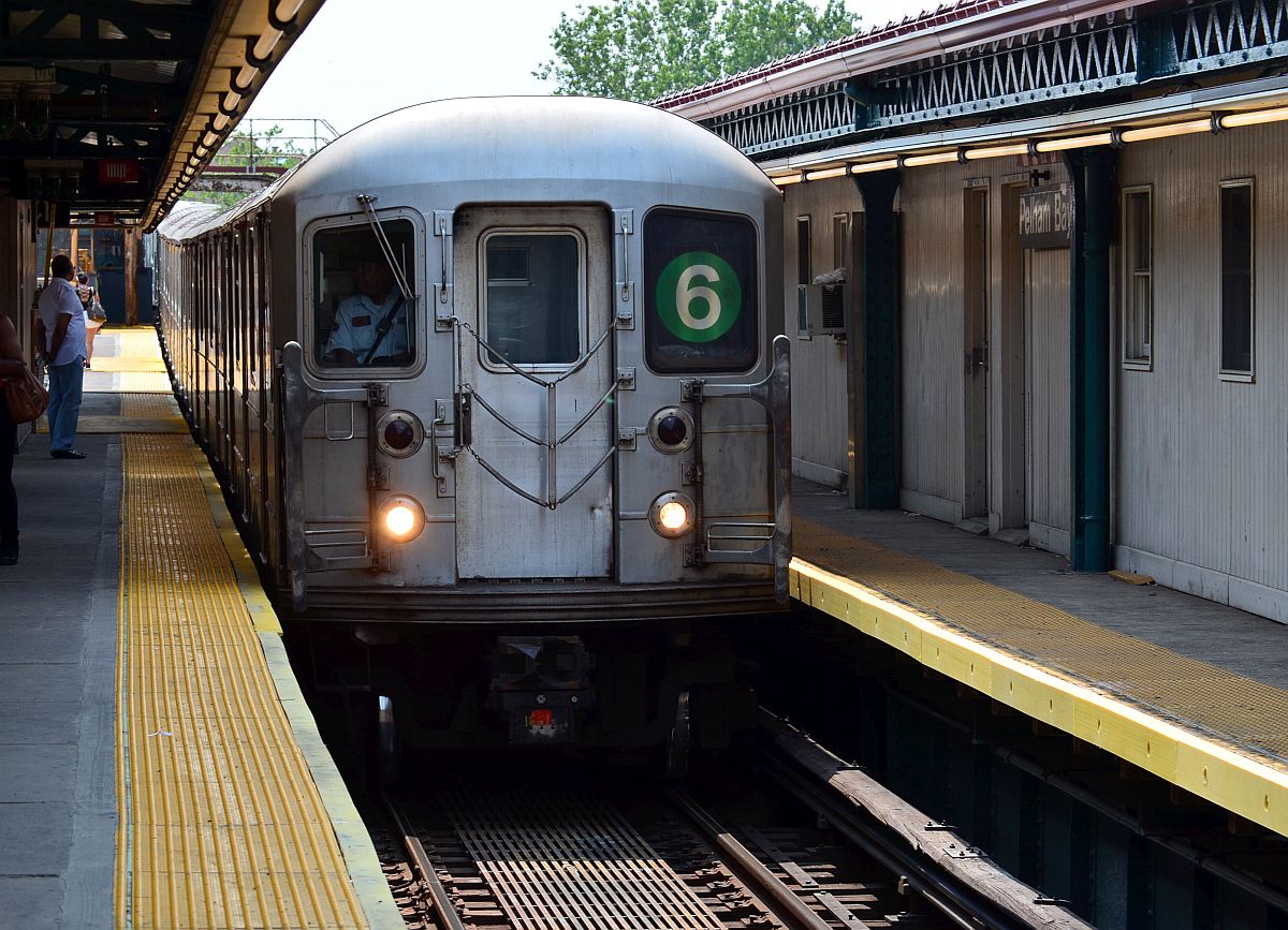 Einfahrt eines R62A-Zuges der New Yorker Subway-Linie 6 in die Endstation  Pelham Bay Park  in der Bronx. 12.6.2015 