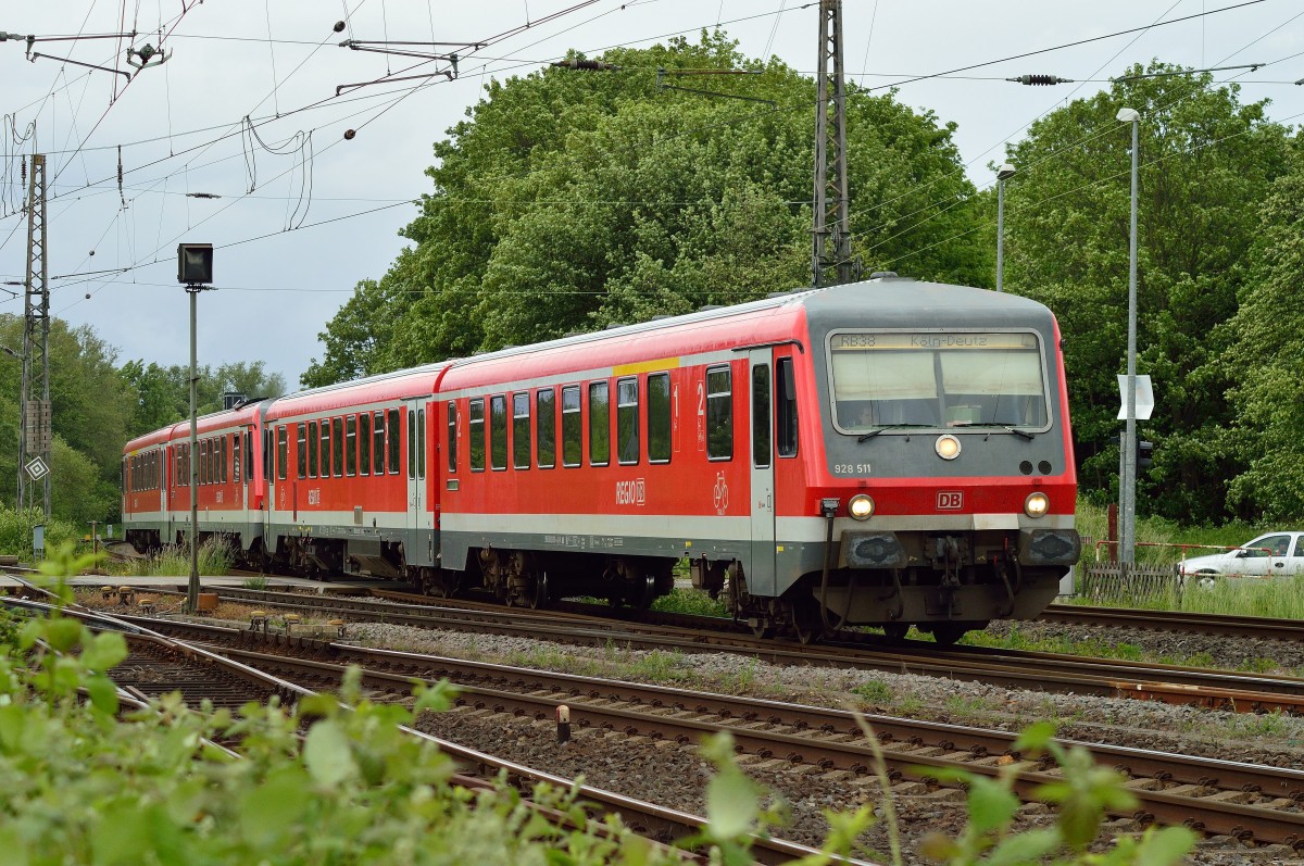 Einfahrt eines RB 38 Zuges in Grevenbroich am Freitagnachmittag. Der Zug wird vom 928 511 aus nach Köln Deutz gesteuert.9.5.2014