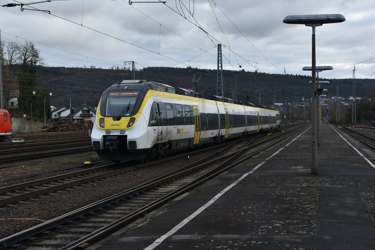 Einfahrt eines RE 10a, es ist der Abellio-Triebwagen 8442 803 der hier Planmässig Neckarelz auf Gleis 2 erreicht auf seiner Fahrt nach Mannheim Hbf. 19.1.2020