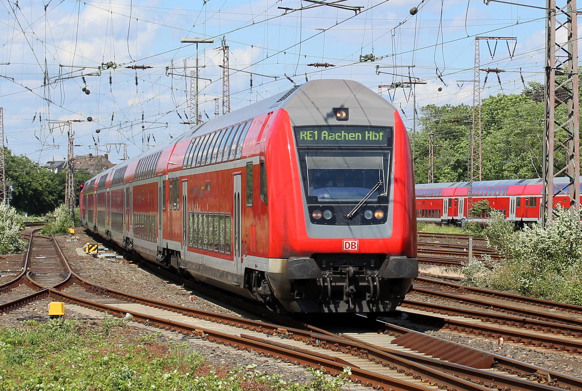 Einfahrt eines RE1 nach Aachen Hbf, am 08.06.19 im Duisburger Hauptbahnhof, geschoben von 146 279-5.