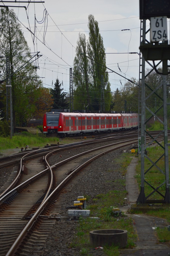 Einfahrt eines RE8 aus Richtung Köln kommend bei der Einfahrt in Rheydt Hbf auf seinem Weg nach Mönchengladbach Hbf. 4.5.2015
