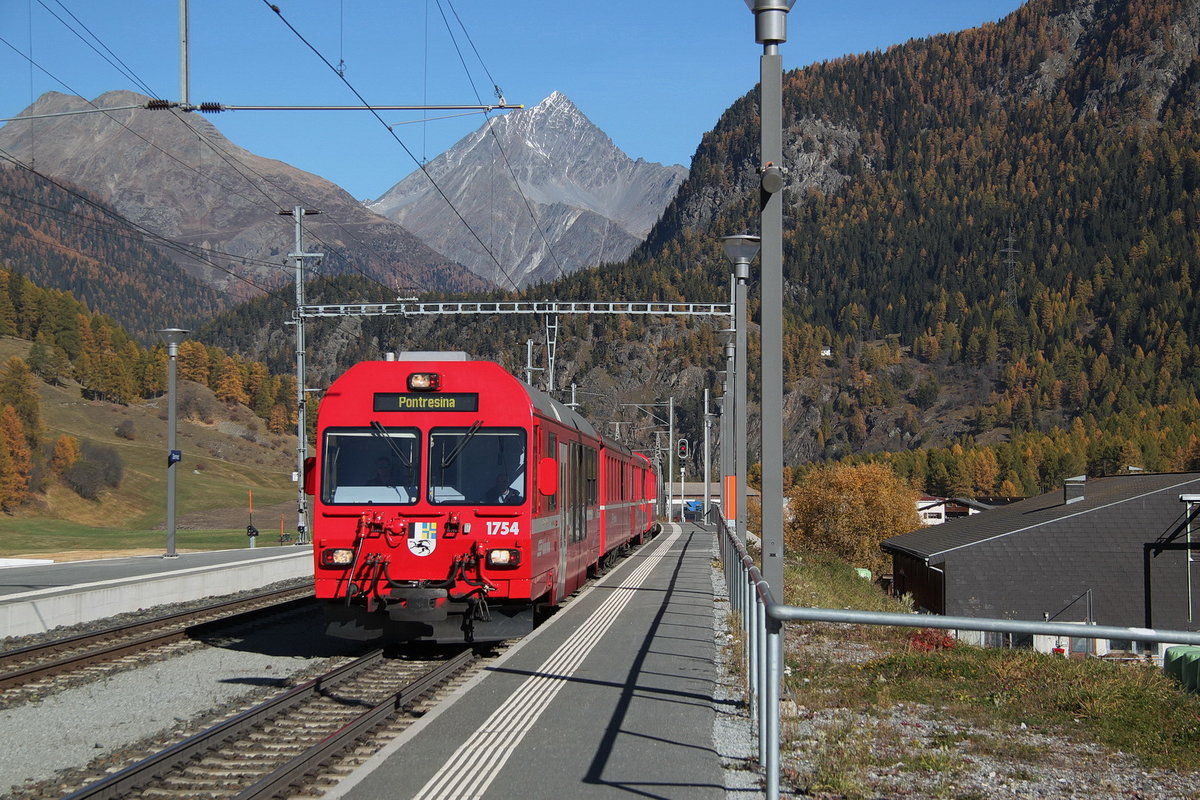 Einfahrt eines Regio nach Pontresina am 19.10.17 in Zernez