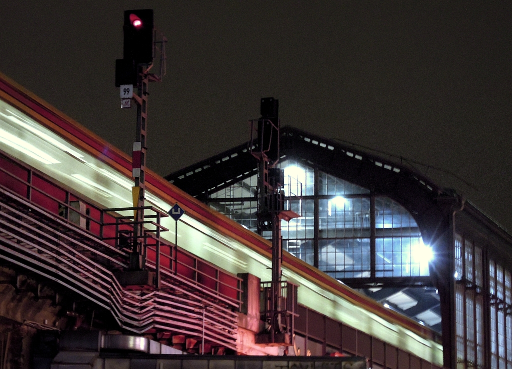 Einfahrt eines S-Bahnzuges in den Berliner Bahnhof Friedrichstrae. 18.11.2013