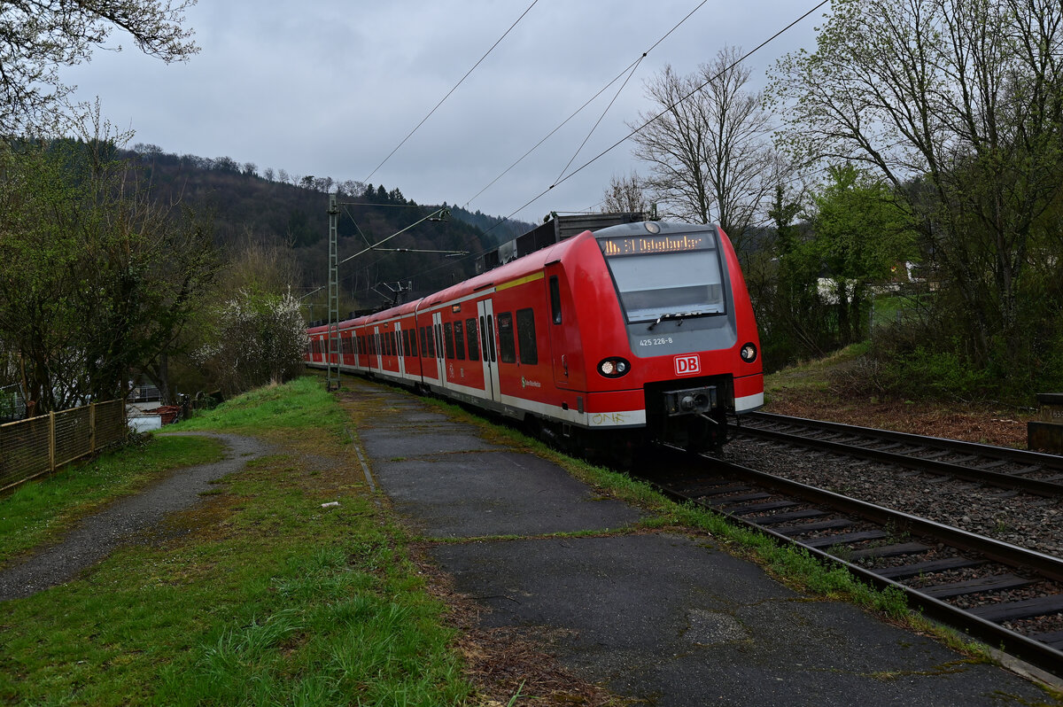 Einfahrt eines S1 Triebwagen in Neckargerach.
Am 5.4.2022 ist der 425 226-8 auf dem Weg nach Osterburken.
Foto legal vom Nebenweg des alten Bahnsteigs aus aufgenommen.