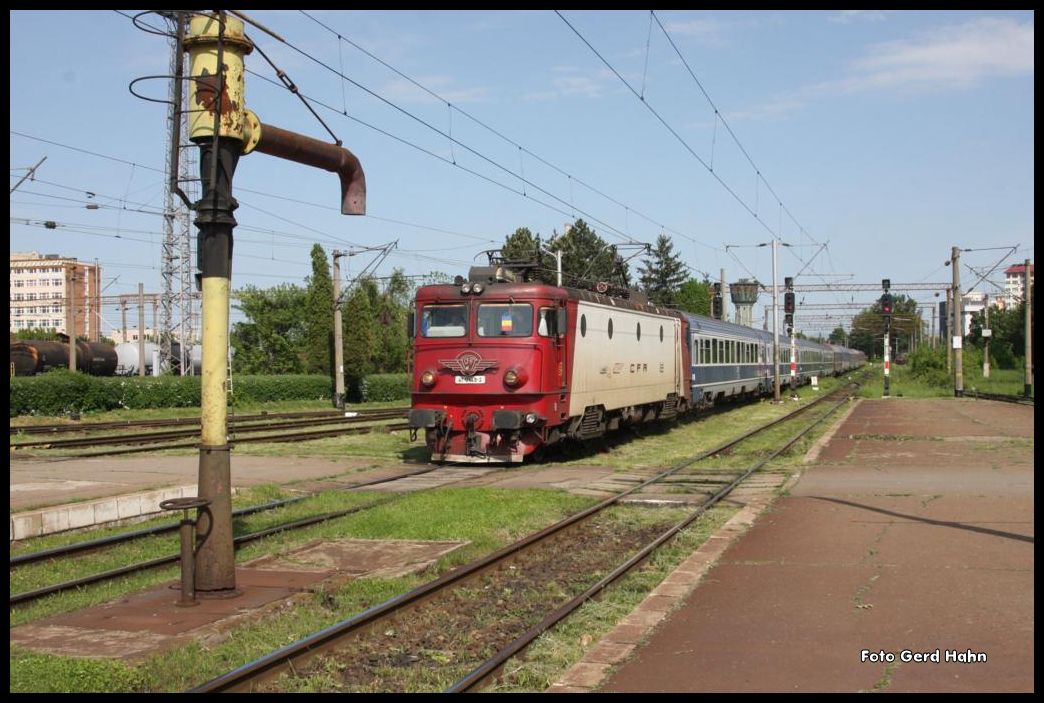 Einfahrt eines Schnellzuges aus Bukarest mit Zuglok 41-0449-3 am 20.5.2015 in den Bahnhof Brasov.