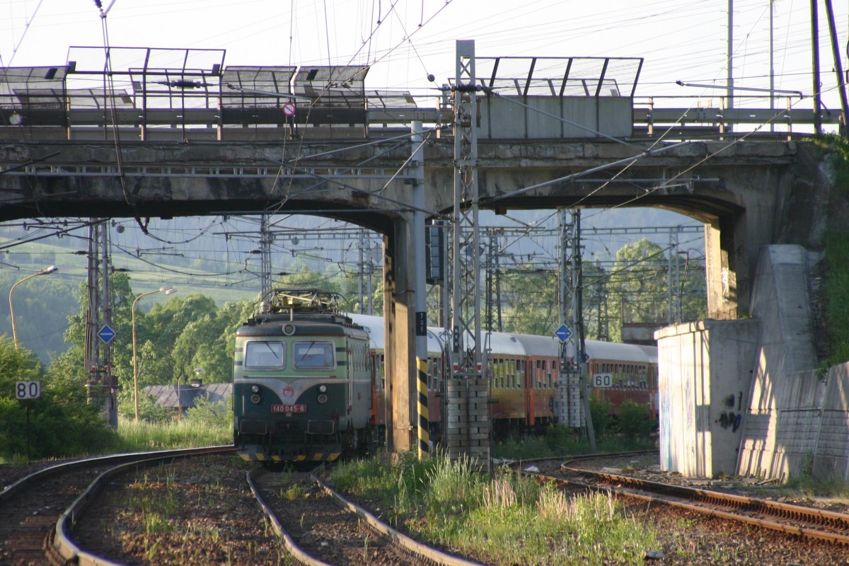 Einfahrt eines Schnellzuges aus Polen! 140045 bringt den R aus Krakau. Die Szene
wurde von mir am 30.5.2005 bei der Einfahrt in den Bahnhof Cadca festgehalten.