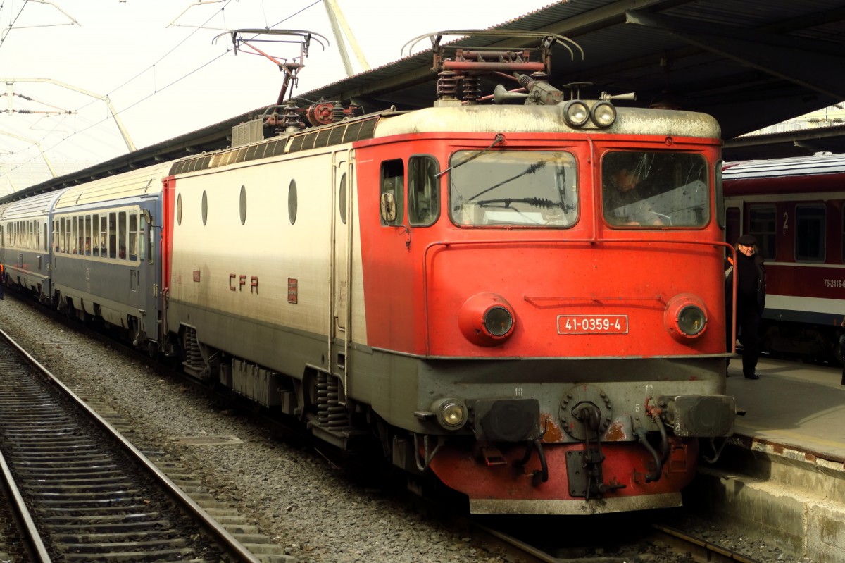 Einfahrt eines Schnellzuges in den Bahnhof von Bukarest mit Zuglok 41-0359-4 am 20.11.2015.